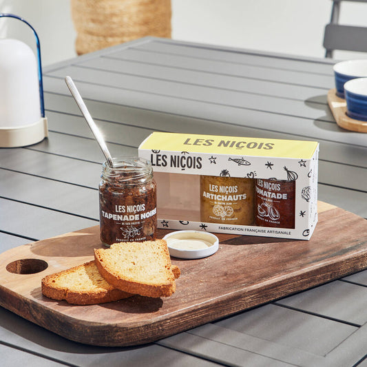 Trío de patés: anchoas, tomate y aceitunas.