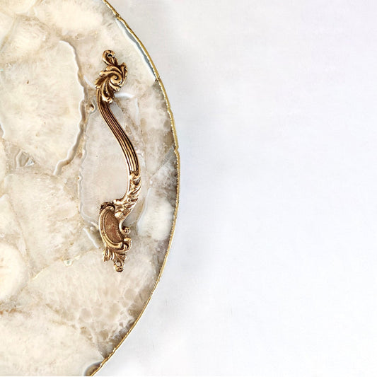 Bandeja de servicio de ágata blanca con asas de latón | Circular |