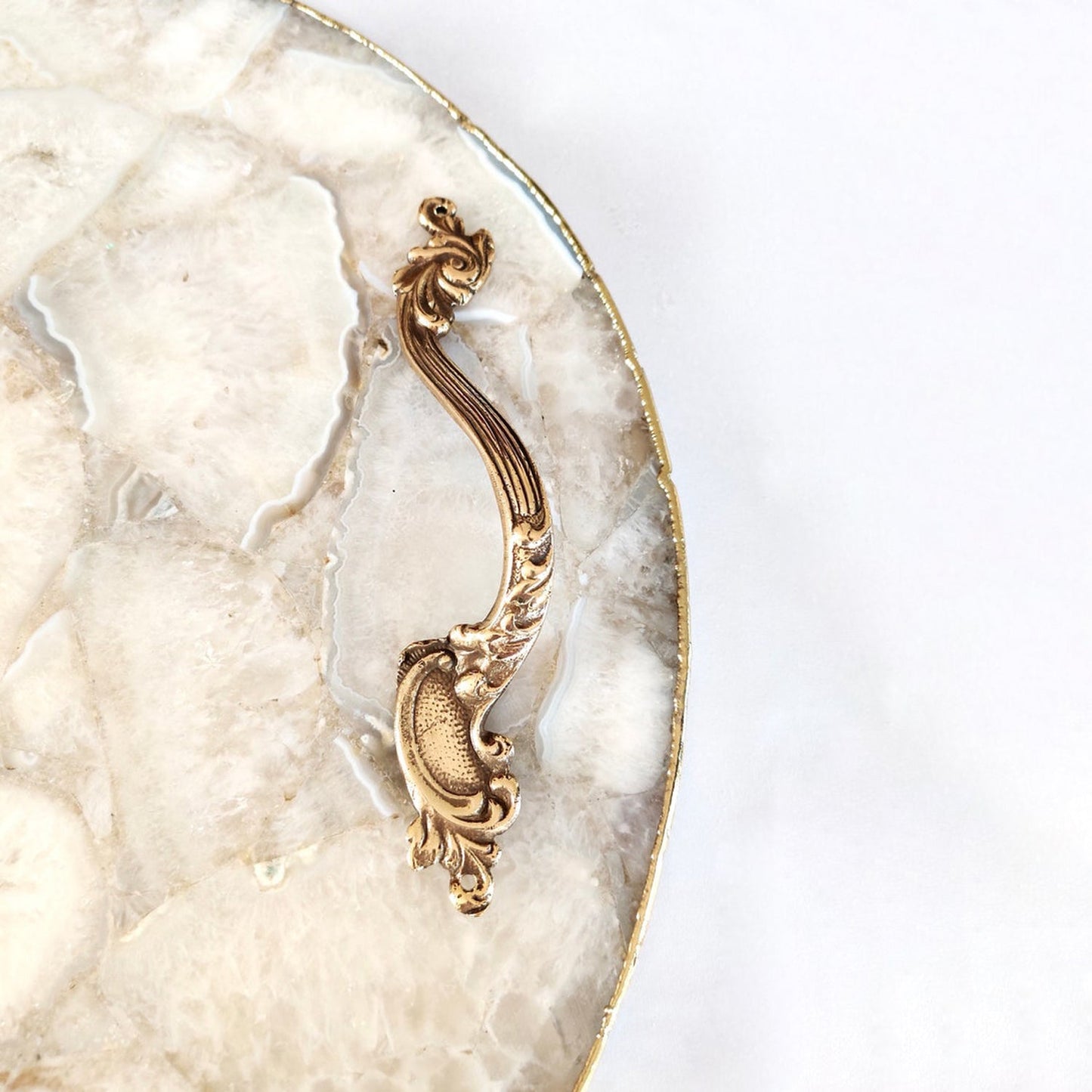 Bandeja de servicio de ágata blanca con asas de latón | Circular |