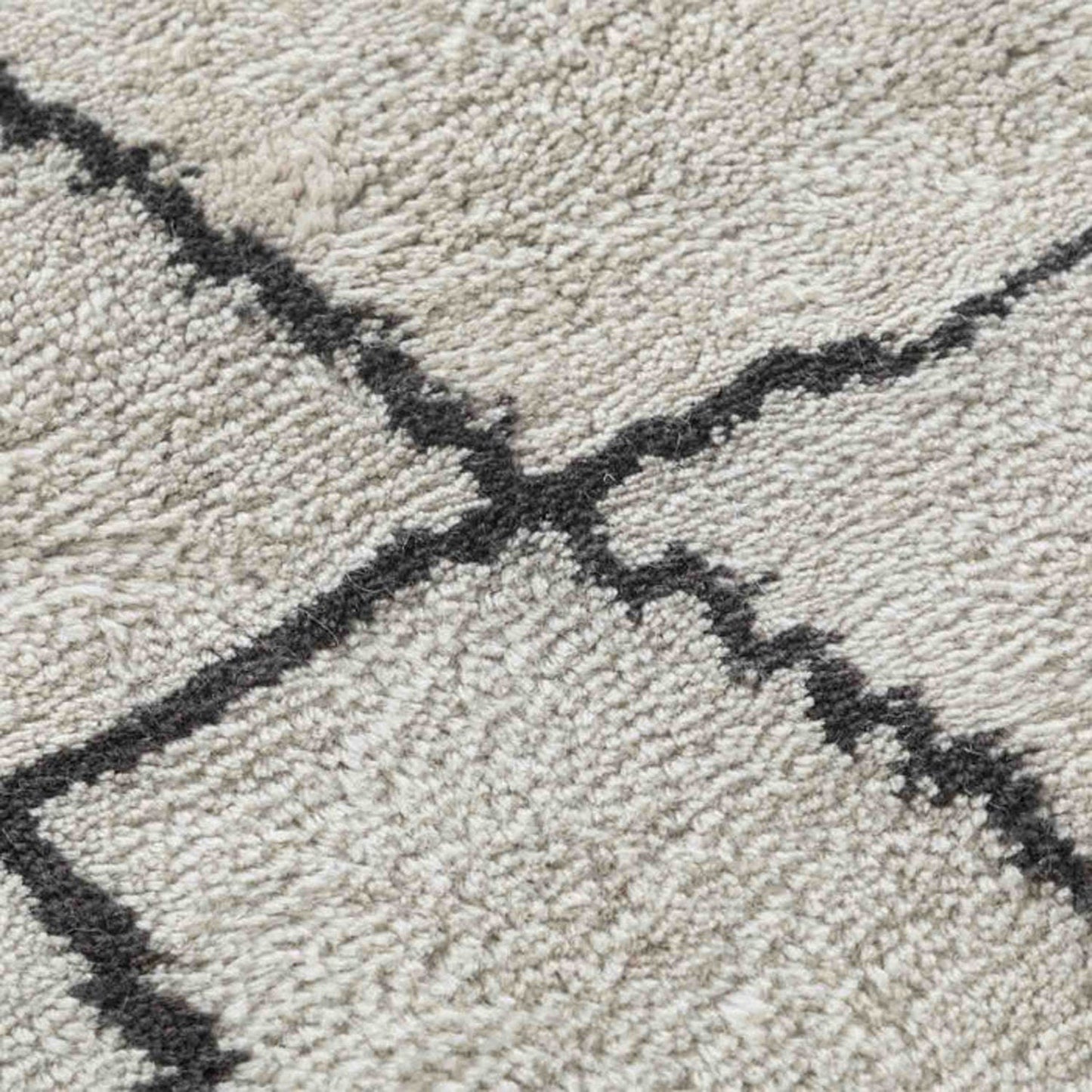 Black and White - Handcrafted Rug/Carpet | Pure New Zealand Wool | Hand Tufted | High Pile | High Density | Yarn Dyed